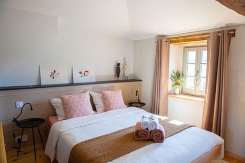 Bed, Photo of the whole room, towels