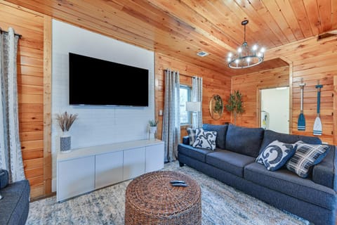 Private Hot Tub, Arcade Game Bee Spring Cabin Cabin in Nolin Lake