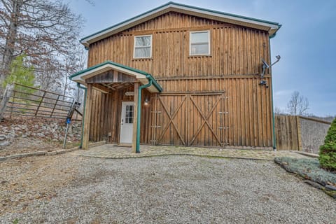 Private Hot Tub, Arcade Game Bee Spring Cabin Cabin in Nolin Lake