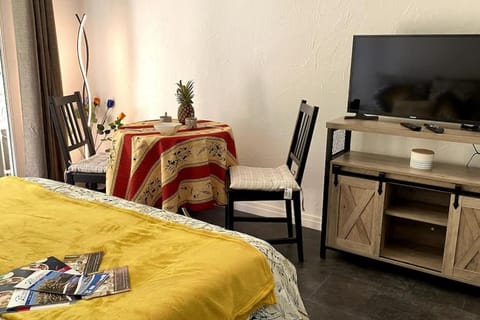 Studio balcon, centre ville, proximité plages, commerces, restaurants, musées... Apartment in Antibes