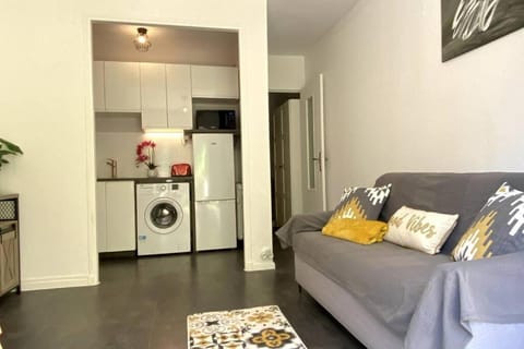 Studio balcon, centre ville, proximité plages, commerces, restaurants, musées... Apartment in Antibes