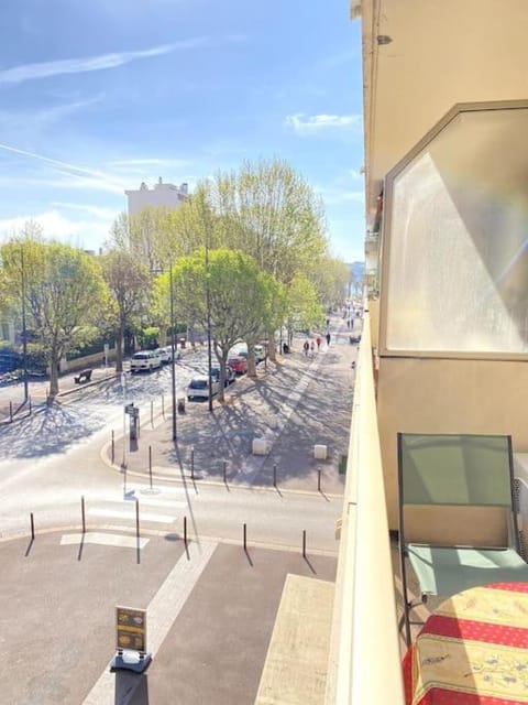 Studio balcon, centre ville, proximité plages, commerces, restaurants, musées... Apartment in Antibes