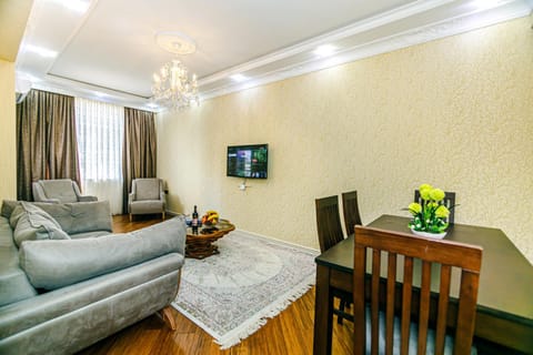 TV and multimedia, Living room, Seating area, Dining area