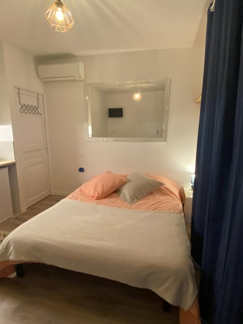 Bed, Photo of the whole room, Bedroom, air conditioner