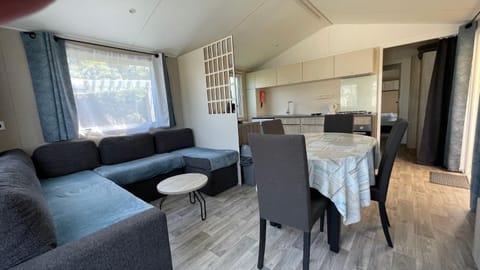 Communal lounge/ TV room, Living room, Dining area