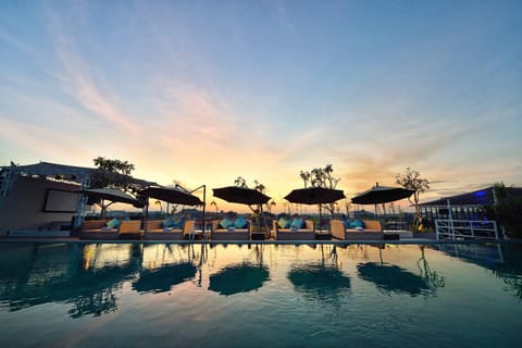 Swimming pool, Swimming pool