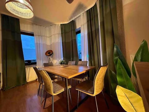 Seating area, Dining area