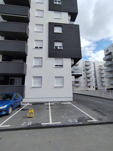 Property building, Neighbourhood, Parking