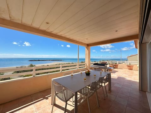 Natural landscape, View (from property/room), Balcony/Terrace, Dining area, Beach, Sea view