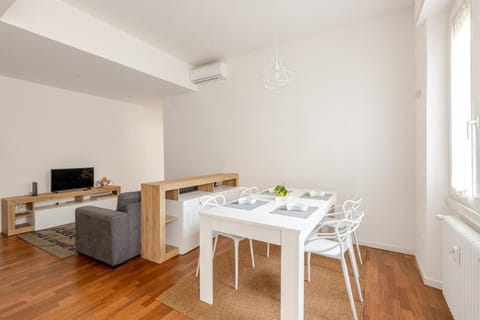 Communal lounge/ TV room, TV and multimedia, Living room, Dining area
