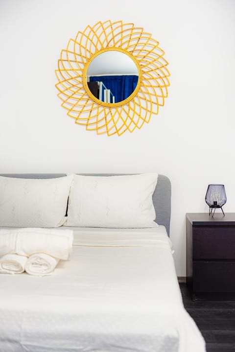 Bed, Decorative detail, towels
