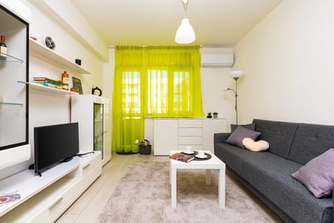 Communal lounge/ TV room, TV and multimedia, Living room, Seating area, air conditioner