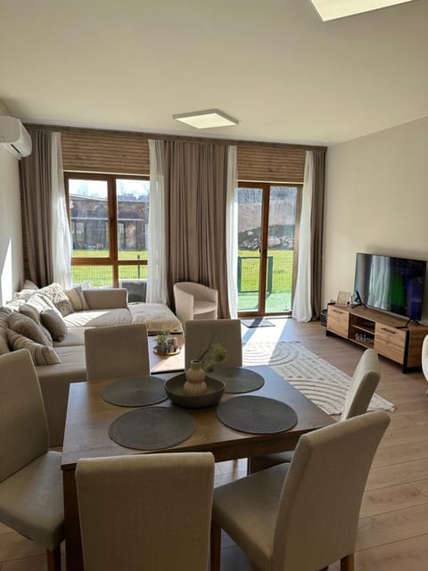 Communal lounge/ TV room, TV and multimedia, Living room, Seating area, Evening entertainment