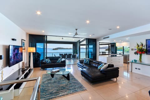 TV and multimedia, Living room, Seating area, Evening entertainment