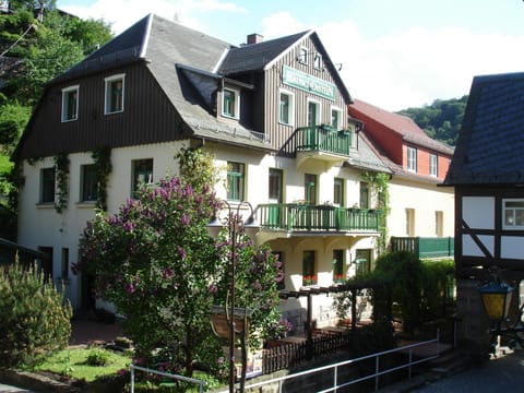 Facade/entrance