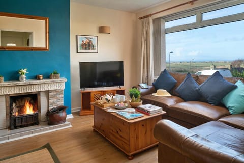 Communal lounge/ TV room, TV and multimedia, Living room, Seating area, Evening entertainment, flat iron