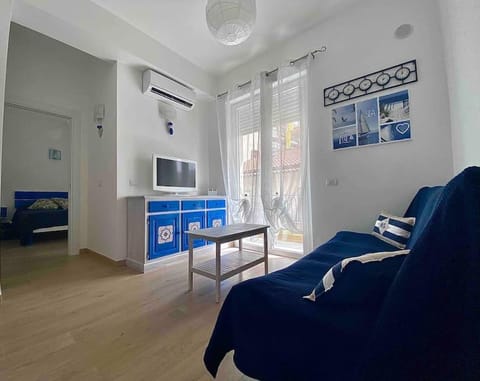 TV and multimedia, Living room, Photo of the whole room, Seating area, fireplace, air conditioner