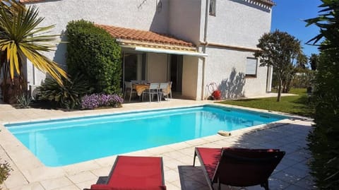 Property building, Patio, Day, Garden, Garden view, Pool view, Swimming pool, sunbed