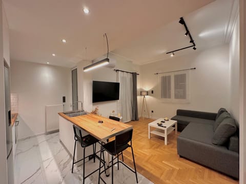 TV and multimedia, Kitchen or kitchenette, Living room, Seating area