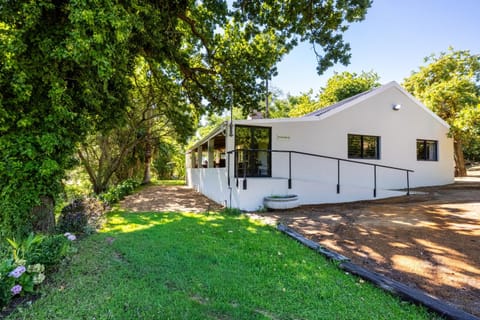 Property building, Garden, Parking