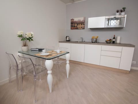 Coffee/tea facilities, Kitchen or kitchenette, Dining area