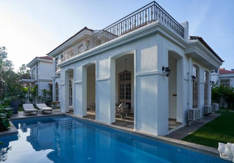 Property building, Patio, Pool view, Swimming pool, sunbed