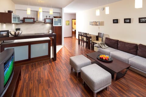 Living room, Seating area, Dining area, oven