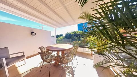 View (from property/room), Balcony/Terrace, Living room, Seating area, Dining area