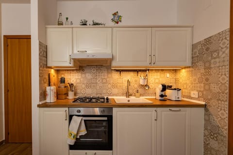 Coffee/tea facilities, Kitchen or kitchenette, dishwasher, microwave, oven, stove, toaster