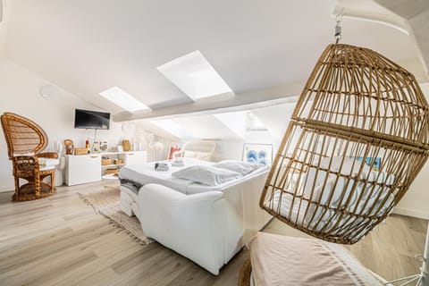 Bed, TV and multimedia, Living room, Photo of the whole room, Seating area, Bedroom, towels