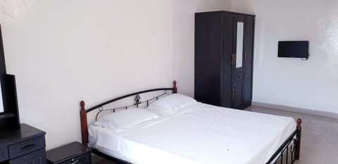 Bed, TV and multimedia, Bedroom