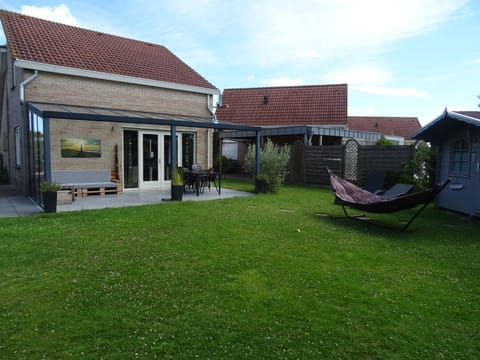 Property building, Garden, Garden, Balcony/Terrace