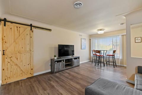 Modern Cozy 2b apt in Shelby Twp Apartment in Shelby Township