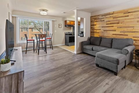 Modern Cozy 2b apt in Shelby Twp Apartment in Shelby Township