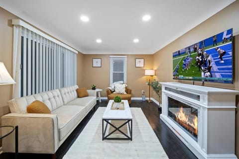 Elegant Oasis 4 Bedroom Home Away from Home House in Shelby Township