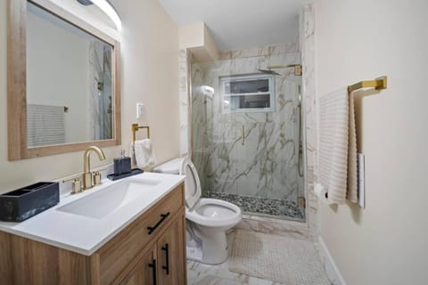 Elegant Oasis 4 Bedroom Home Away from Home House in Shelby Township