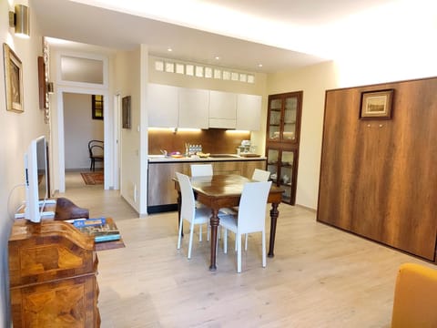 Kitchen or kitchenette, Living room, Seating area, Dining area, oven, stove