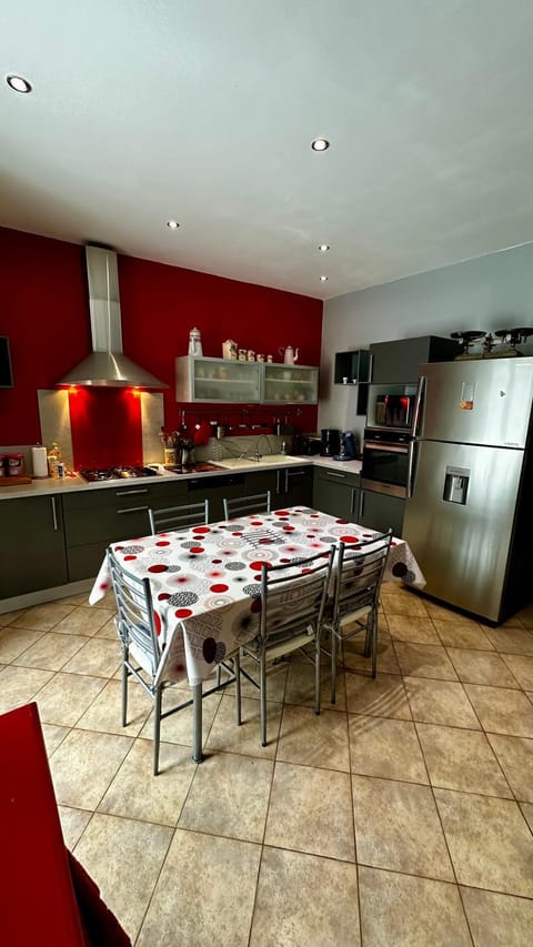 Kitchen or kitchenette, Dining area, dishwasher, minibar, pet friendly, stove, toaster