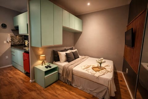 Bed, TV and multimedia, Photo of the whole room, Bedroom, towels, wardrobe