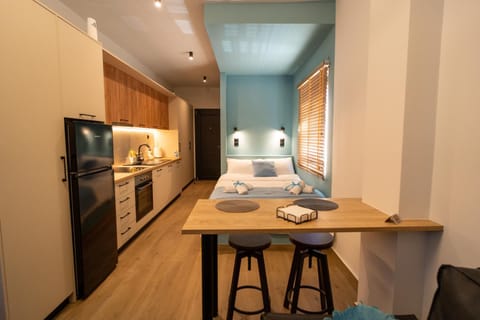 Bed, Kitchen or kitchenette, Photo of the whole room, Dining area, Bedroom, minibar, oven, stove