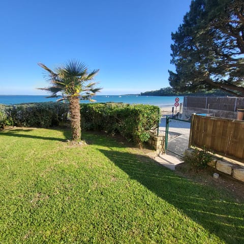 "Reine de la plage" avec son jardin donnant sur la plage! Apartment in Fouesnant