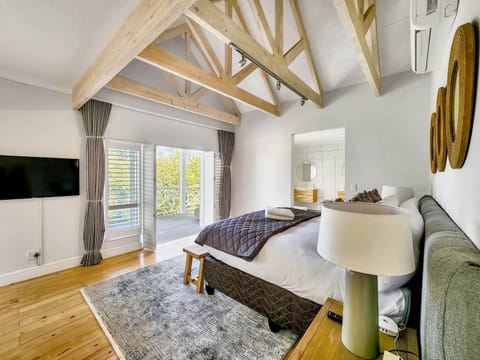 Bed, TV and multimedia, Balcony/Terrace, Bedroom