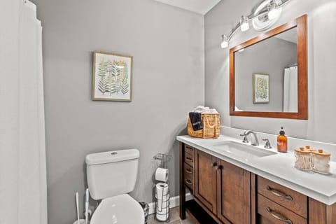 The Luxe/Hot Tub/ Putt Putt/10 Mins Shaker Village House in Kentucky