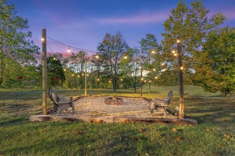 The Luxe/Hot Tub/ Putt Putt/10 Mins Shaker Village House in Kentucky