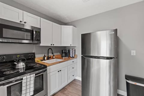 The Luxe/Hot Tub/ Putt Putt/10 Mins Shaker Village House in Kentucky