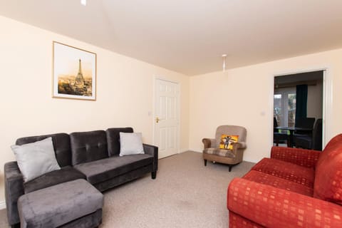 8 Guests - 4 Bedrooms - Parking - Garden House in Costessey