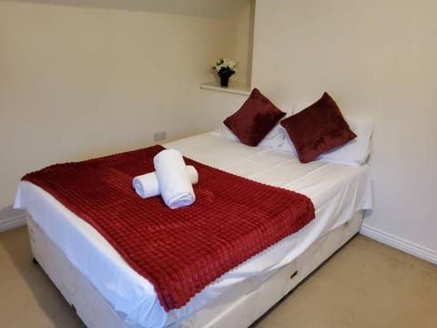 8 Guests - 4 Bedrooms - Parking - Garden House in Costessey