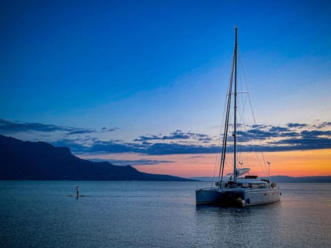 Floatinn Boat-BnB Docked boat in Geneva