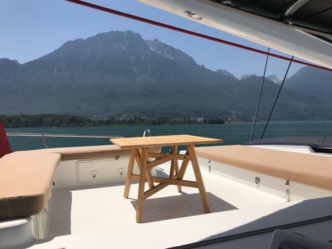 Floatinn Boat-BnB Docked boat in Geneva