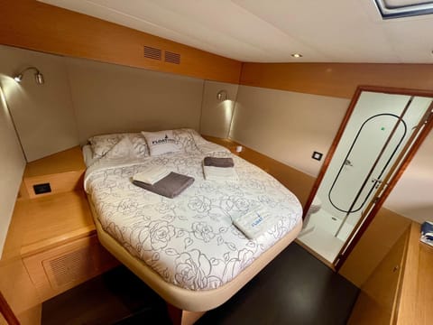 Floatinn Boat-BnB Docked boat in Geneva